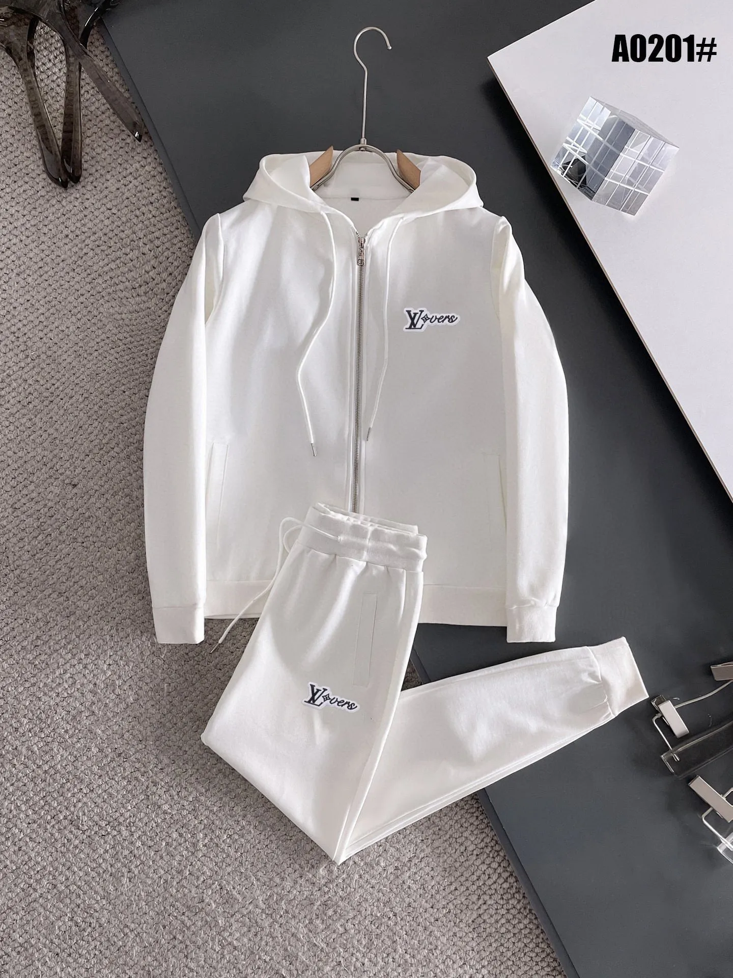 🅿️420 [LV Louis Vuitton] (Fat Man Gospel) hot-selling suit is coming. Focus on the original version of the official website. 2025 new hot-selling cardigan sweater suit. The original order is the best. 🇭🇰The meticulous work of top designers is dedicated to a fitting and perfect upper body effect. All-natural high-quality Roman cotton 100%, close-fitting comfort, noble and elegant! Original hardware embodies elegance and nobility! Counter size: M-5XL (maximum wear up to 220 pounds)